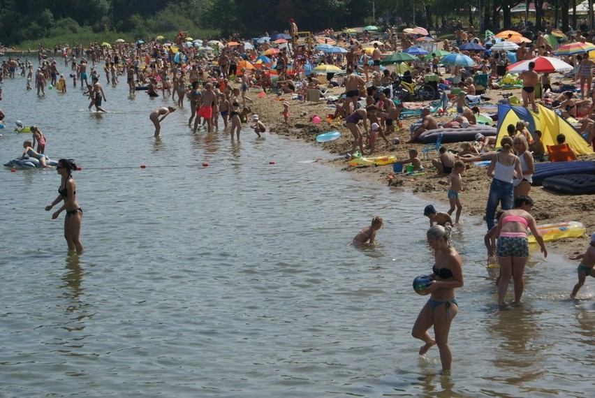 W sobotę nie brakowało chętnych do plażowania nad Pogorią...