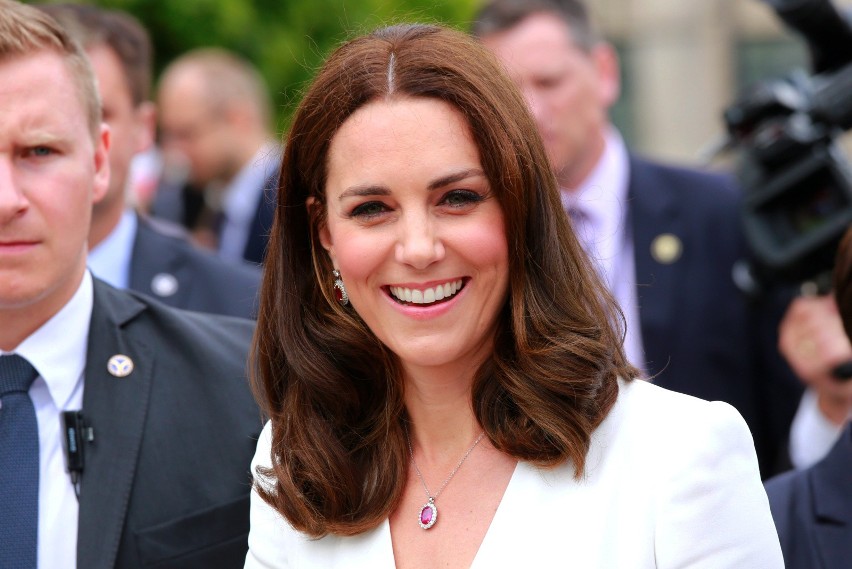 Księżna Kate jako żona brytyjskiego księcia nosi oficjalny...