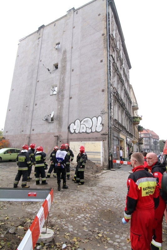 Wrocław: Kobieta chciała skoczyć z okna kamienicy przy ul. Hubskiej (ZDJĘCIA)