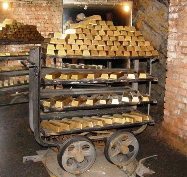 Dużą atrakcję stanowi skarbiec, w którym można zobaczyć 1066 "złotych&#8221; sztabek, odpowiadających 16 tonom złota uzyskanym w ciągu całego czasu pracy kopalni, tj. przez ok. 1000 lat.