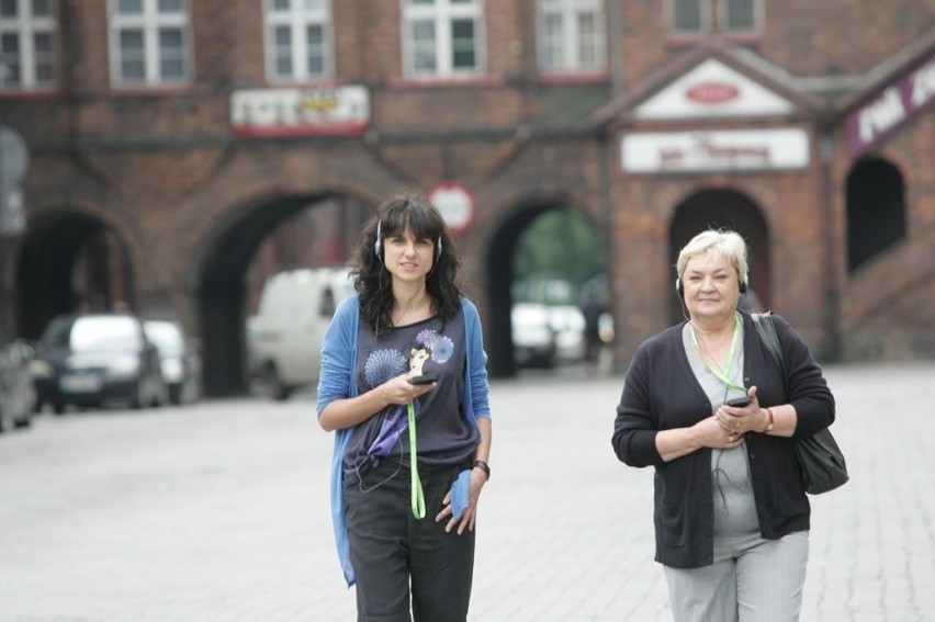 Anna Dudzińska (l), autorka audioprzewodnika po Nikiszowcu