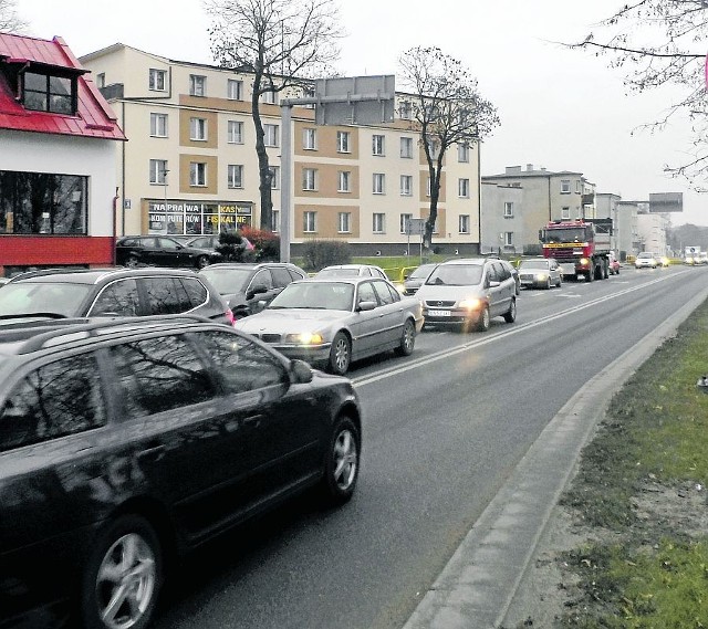 Teraz ruch tranzytowy odbywa się drogą krajową nr 22, która przebiega przez centrum miasta, co denerwuje mieszkańców