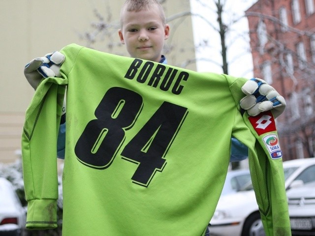 Jakub Łącki, bramkarz Sparty z pamiątką z turnieju &#8211; koszulką Artura Boruca.