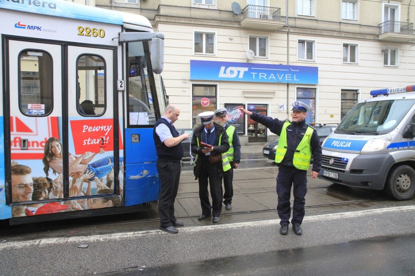 Wypadek tramwaju i dwóch aut na Piłsudskiego