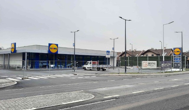 Nowy Lidl przy ul. Panewnickiej w Katowicach. Zdjęcia z początku lutego 2021 r. Sklep zostanie otwarty 4 marca 2021 r.Zobacz kolejne zdjęcia. Przesuwaj zdjęcia w prawo - naciśnij strzałkę lub przycisk NASTĘPNE