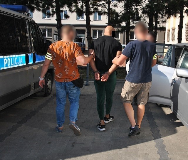Policjanci zatrzymali młodego łodzianinie, który w swoim mieszkaniu w Łodzi na Polesiu składował ponad dwa kilogramy różnych narkotyków.