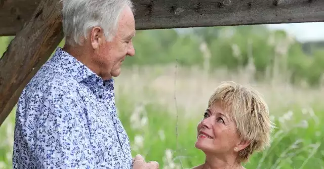 Iwona Mazurkiewicz i Gerard Makosz to bez wątpienia największe gwiazdy programu "Sanatorium miłości". Chociaż od zakończenia 2. edycji show, w której poznali się seniorzy, ich związek wciąż budzi wśród widzów ogromne emocje! Teraz Iwona i Gerard pochwalili się zdjęciami z wakacji. Przez te fotki przemawia ogromna miłość tej pary! Zobaczcie sami.fot. AKPA