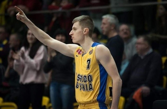 Asseco Gdynia pokonało Stelmet Zieloną Górę po dogrywce i nadal jest w zmaganiach ćwierćfinałów play off Tauron Basket Ligi.