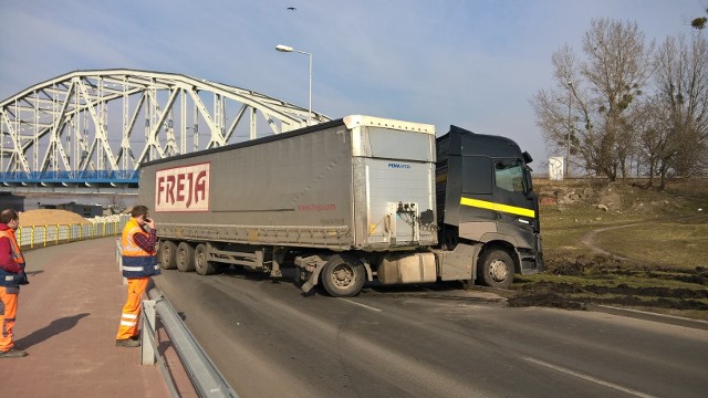 Ciężarówka nie zmieściła się pod mostem w Grudziądzu. Podczas zawracania utknęła w błocie i zablokowała ul. Brzeźną