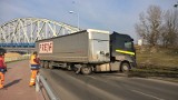 Ciężarówka utknęła przy moście w Grudziądzu [zdjęcia]