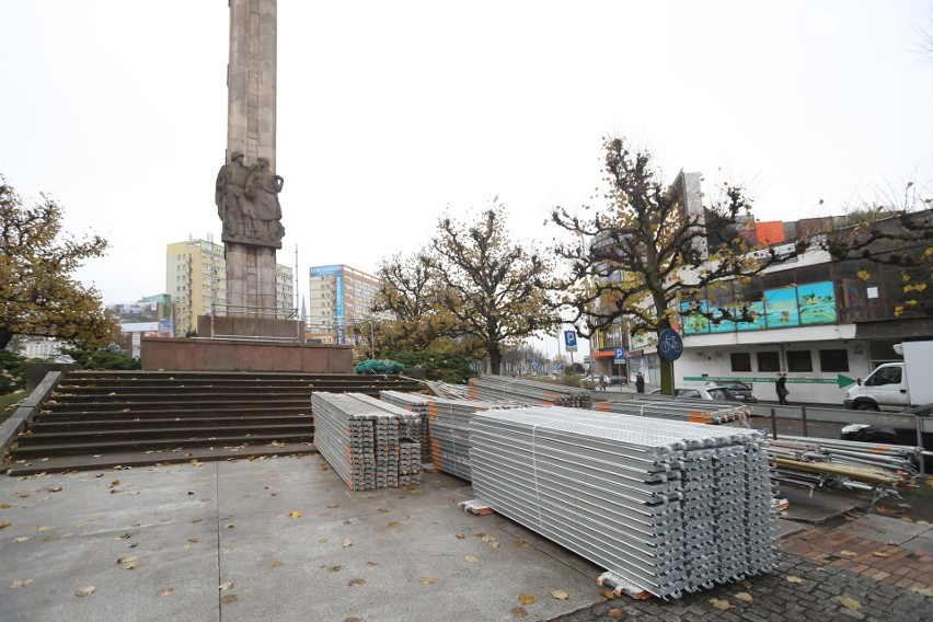 Rozbierają Pomnik Wdzięczności w Szczecinie. Co będzie na placu? [ZDJĘCIA, WIZUALIZACJA]
