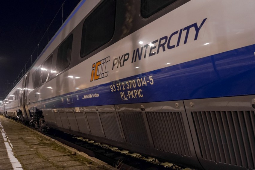 Pociąg Pendolino na stacji w Chałupkach