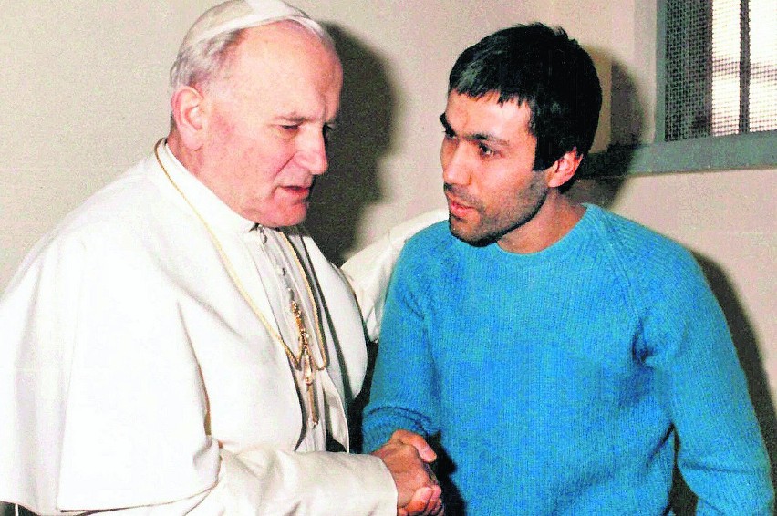 Jan Paweł II odwiedził Agcę w więzieniu i... wybaczył mu...