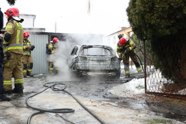 Pożar samochodu osobowego w Sosnowcu. Pojazd został doszczętnie zniszczony