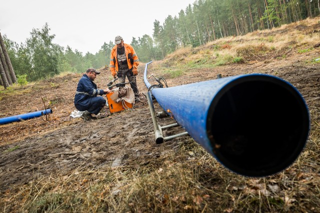 Regionalna Dyrekcja Ochrony Środowiska w Bydgoszczy rozstrzygnęła przetarg na badania gruntu na terenie Łęgnowa Wsi. To ten sam teren, na którym kilka lat temu badania przeprowadzała Akademia Górniczo-Hutnicza w Krakowie. Chodzi o skażenie po dawnych zakładach Zachem. Pytanie jest jedno - po co wydawać pieniądze na kolejne badania? na zdjęciu - budowa instalacji remediacyjnej dla Łęgnowa.