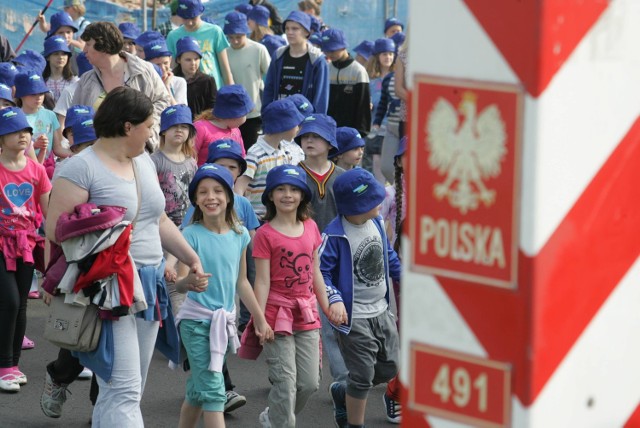 Dni Europy w Słubicach. Na moście granicznym spotkało się okoły tysiąc uczniów z Polski i Niemiec.