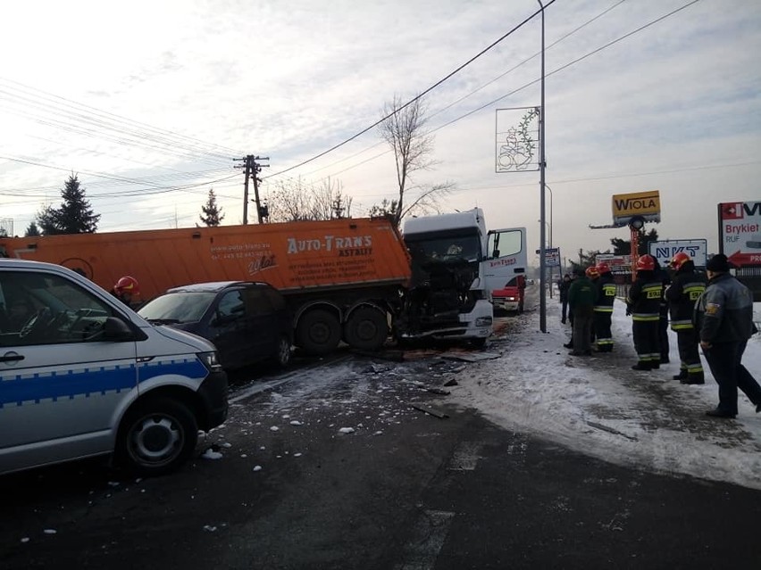 Wypadek w Knurowie: Zderzyły się dwa tiry i trzy osobówki. Droga jest zablokowana 