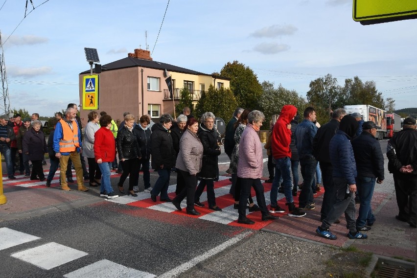 Protest mieszkańców Radkowic. Droga była zablokowana. Tworzyły się korki [ZDJĘCIA]