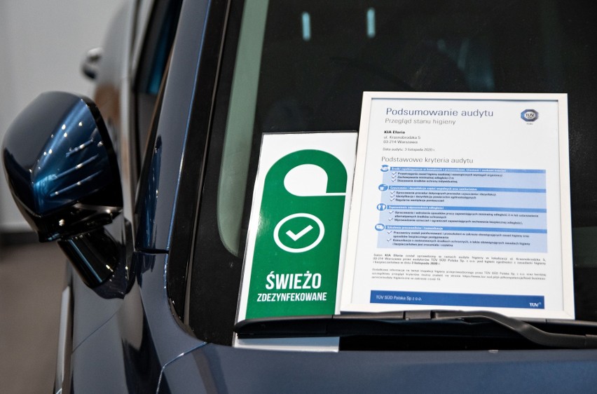 Koronawirus. Salony samochodowe w Polsce otrzymały certyfikaty bezpieczeństwa sanitarnego