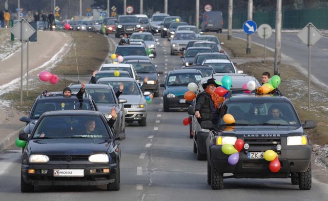 Kierowcy z Koszalina przejechali ulicami miasta. Protestowali przeciw wysokim cenom paliw.