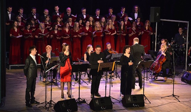 Pop oratorium „Miłosierdzie Boże” na scenie Miejskiego Domu Kultury w Stalowej Woli w rocznicę katastrofy pod Smoleńskiem