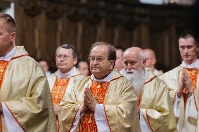 W latach 80. Rydzyk wyjechał do Włoch, a później do RFN, gdzie nawiązał kontakt z lokalnym radiem Radio Maria. Odtąd zaczął poznawać działalność mediów katolickich.POLECAMY:Rozmach w Porcie Drzewnym. Tak powstaje imperium o. Tadeusza Rydzyka. Mamy zdjęcia z dronaW 1991 roku wrócił do Polski i zamieszkał w Toruniu. To w tym mieście założył Radio Maryja, pierwszą katolicką rozgłośnie w kraju o tka dużym zasięgu. Później zakładał kolejno gazetę „Nasz Dziennik”, Telewizję TRWAM i wyższą szkołę medialną. Zobacz też:Tak wygląda szkoła o. Tadeusza Rydzyka! Mamy zdjęcia ze środka!