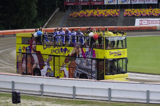 W Poznaniu żużlowców obu drużyn na prezentację meczową przywiózł Bimba Bus