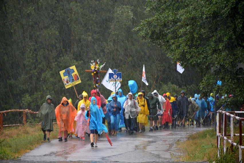 Lubelscy pielgrzymi szli na Jasną Górę w strugach deszczu (ZDJĘCIA)