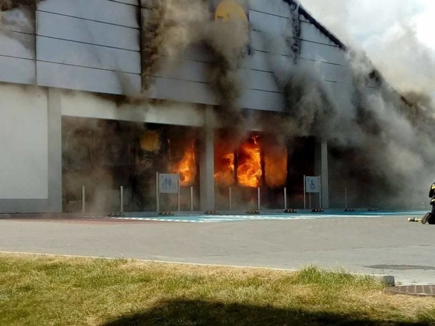 Pożar Lidla w Radomsku. Płonie niemiecki supermarket.