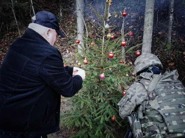 Wielu mundurowych spędza tegoroczne Święta Bożego Narodzenia z dala od swoich rodzin. Wśród nich są także leszczyńscy terytorialsi, którzy pełnią parole na granicy z Białorusią.