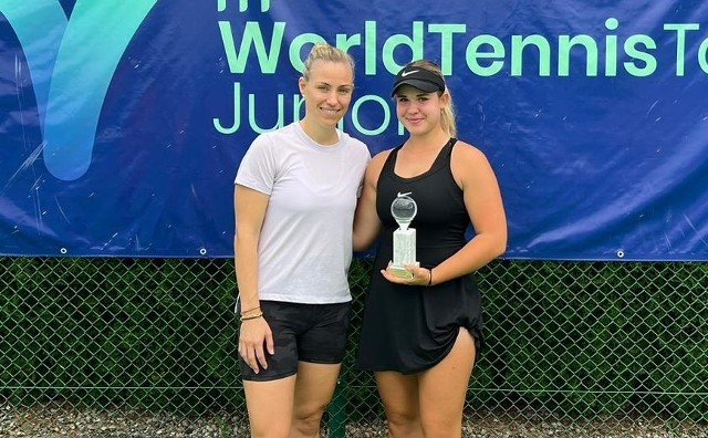 Dominika Podhajecka wygrała kolejny turniej z cyklu ITF Juniors. W Puszczykowie trofeum wręczyła jej Angelique Kerber (po lewej).