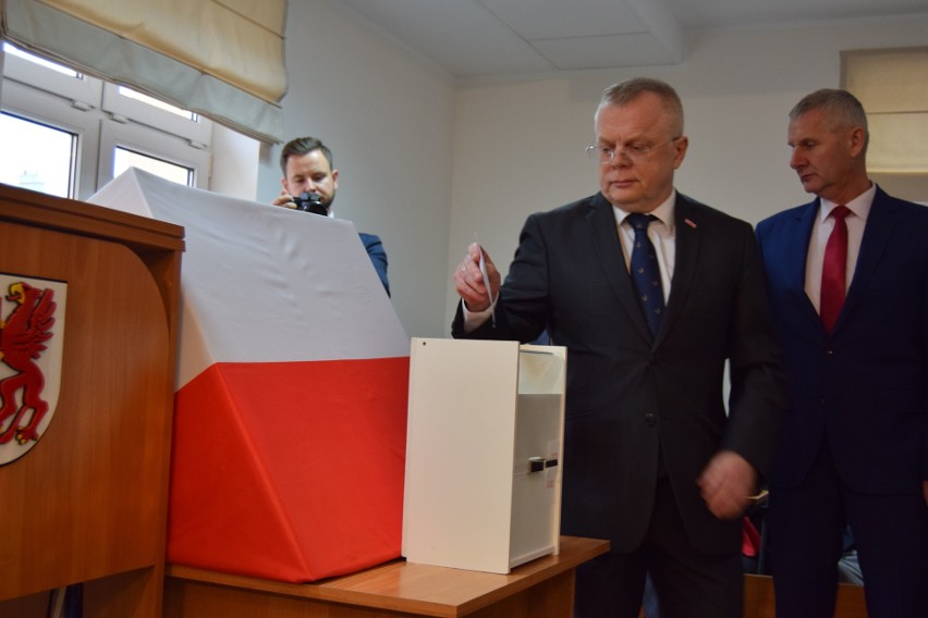 Jest nowy przewodniczący Rady Powiatu Szczecinek. Fotorelacja z pierwszej sesji [zdjęcia]