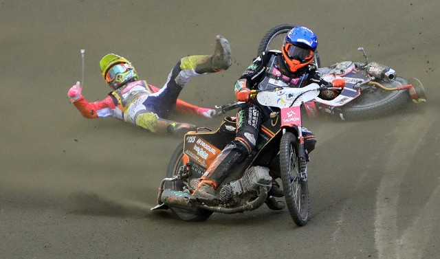 Leon Madsen niepokonany na Motoarenie. Na podium SEC w Toruniu także Kacper Woryna. Anders Thomsen turniej skończył w szpitalu.Duńczyk jedyne punkty stracił w trzeciej serii. Atakował wtedy po wewnętrznej, ale na zmoczonym przez deszcz torze wpadł w poślizg i staranował Andersa Thomsena, który jeszcze został przejechany przez kolejnego zawodnika. Wypadek wyglądał koszmarnie. Duńczyk trafił do szpitala, ale tam na szczęście wykluczono poważniejsze urazy. W niedzielnym meczu w Zielonej Górze Thomsen nie pojedzie.Prowadzenie w cyklu utrzymał Grigorij Łaguta, ale tylko o punkt wyprzedza Madsena. Ta dwójka ma już sporą przewagę. Najlepszy z Polaków Bartosz Smektała jest 4. (19 pkt). Kolejny turniej 10 sierpnia w Vojens.ZOBACZCIE ZDJĘCIA Z MOTOARENY >>>SEC w Toruniu wyniki1. Leon Madsen (Dania) 15 (3,3,w,3,3,3), 2. Grigorij Łaguta (Rosja) 12 (u,3,3,3,1,2), 3. Kacper Woryna (Polska) 10 (3,1,1,1,3,1), 4. Nicki Pedersen (Dania) 11 (2,d,3,3,3,0), 5. Adrian Miedziński (Polska) 9 (3,2,3,1,w), 6. Jarosław Hampel (Polska) 8 (3,3,0,0,2), 7. Mikkel Michelsen (Dania) 8 (1,0,1,3,3), 8. Robert Lambert (Wielka Brytania) 8 (2,1,3,2,0), 9. Paweł Przedpełski (Polska) 8 (2,2,1,1,2), 10. Bartosz Smektała (Polska) 7 (2,1,2,0,2), 11. Michael Jepsen Jensen (Dania) 6 (1,0,2,2,1), 12. Kai Huckenbeck (Niemcy) 5 (0,0,2,1,2), 13. Jakub Miśkowiak (Polska) 5 (2,2,1), 14. David Bellego (Francja) 4 (1,3,w,-,-), 15. Vaclav Milik (Czechy) 4 (0,2,0,2,0), 16. Anders Thomsen (Dania) 3 (1,2,u/-,-,-), 17. Antonio Lindbaeck (Szwecja) 2 (0,1,0,0,1), 18. Igor Kopeć-Sobczyński (Polska) 0 (0,0)