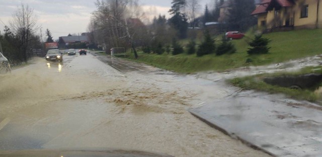 Tak po burzy wyglądała droga wojewódzka 964 w gminie Wiśniowa