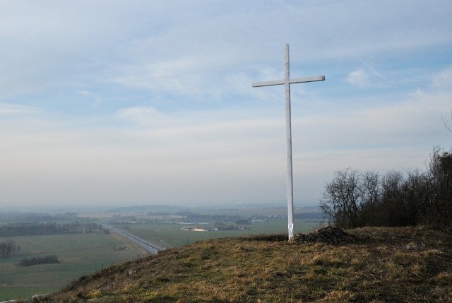 Nikt nie chce się przyznać do postawienia drewnianego krzyża, który góruje nad okolicą.