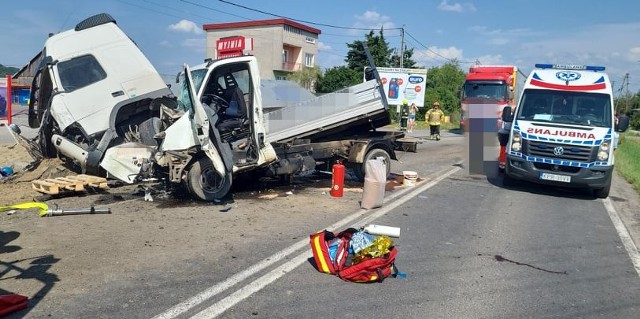Poważny wypadek w Wawrzeńczycach. Zderzyły się trzy pojazdy, w tym jeden ciężarowy