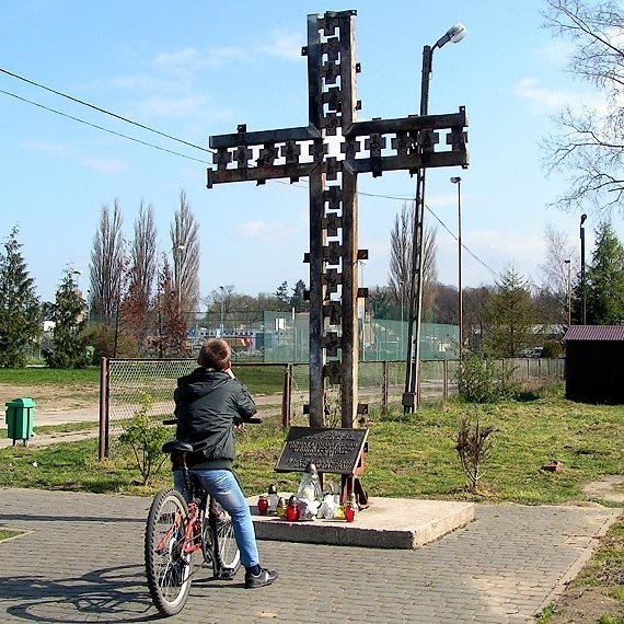 Po mszy złożono kwiaty i znicze pod krzyżem, który stoi w miejscu pogorzeliska.