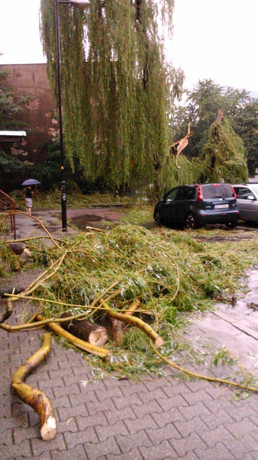 Oberwanie chmury w Zabrzu. Po burzy ulice to rwące rzeki....