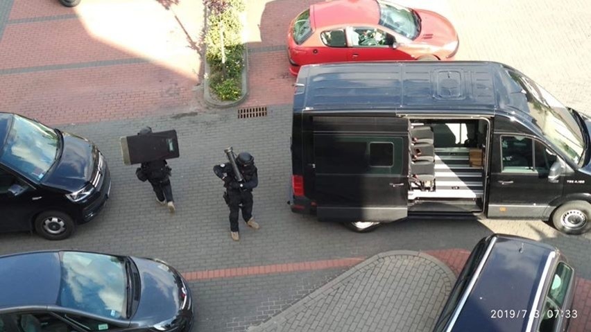 Policja w Słupsku nic nie mówi, a wyważa drzwi na ul. Małachowskiego [zdjęcia]