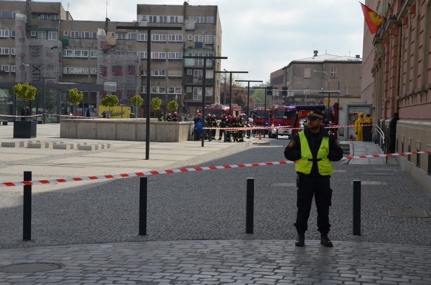 Wrocław: Tajemnicza koperta w urzędzie miejskim przy pl. Nowy Targ (FILM, ZDJĘCIA)