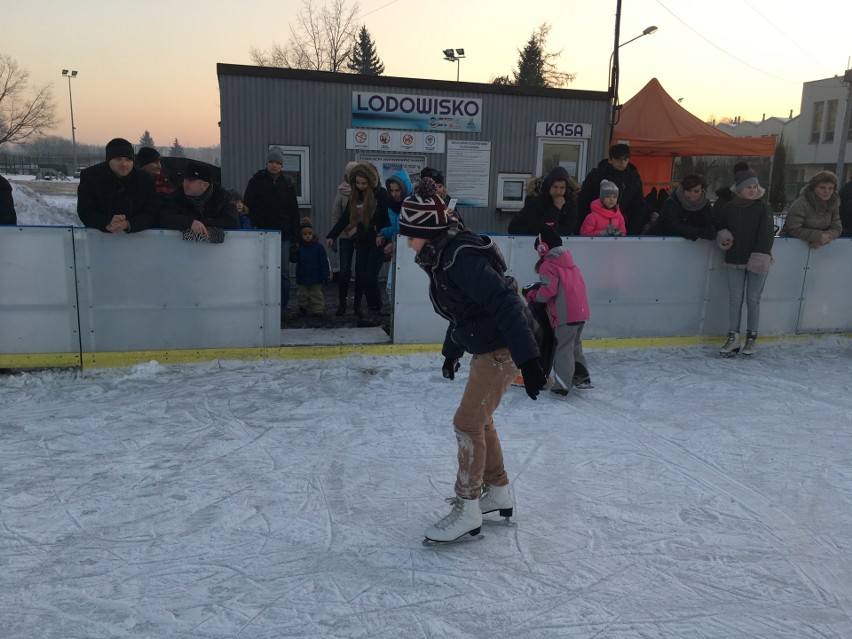 Będzin: zimowe szaleństwo na lodowisku [ZDJĘCIA]