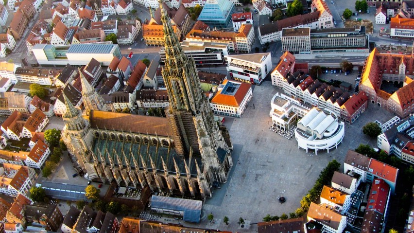 Choć świątynia w niemieckim Ulm formalnie nie jest katedrą...