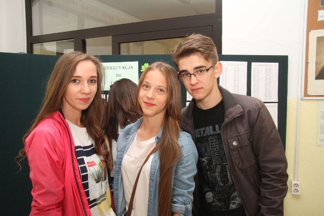 Małgorzata Kałuża (w środku)  ze znajomymi sprawdzała, czy dostała się do IV Liceum w Kielcach.