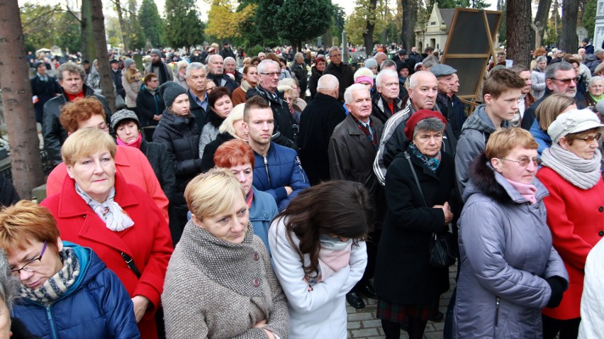 Nowy Sącz. Procesja przeszła alejkami cmentarza przy ul. Rejtana [ZDJĘCIA, WIDEO]