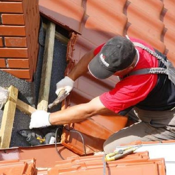 Nawet rzetelne wykonanie przez dekarza obróbki komina nie uchroni go przed przeciekaniem, gdy do budowy użyte będą niewłaściwe materiały lub też źle wykonane zostaną spoiny między cegłami