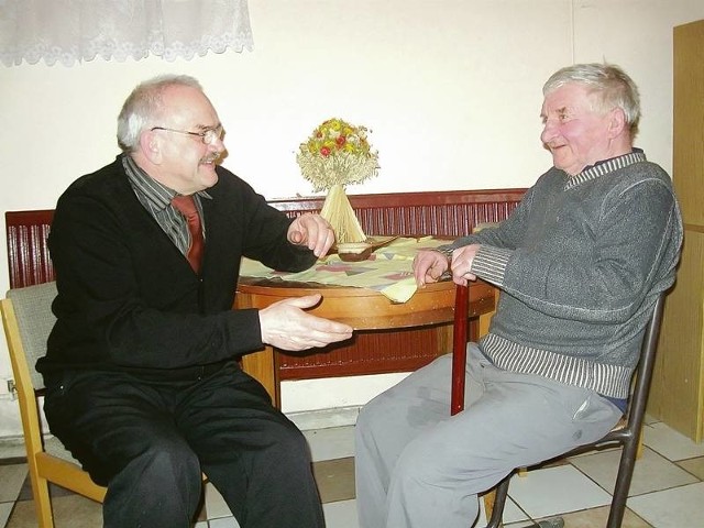 - Gdzie ja się podzieje, gdyby zamknęli ośrodek - mówi Jan Broniewski (po prawej) do pastora Jana Andrzejewskiego.