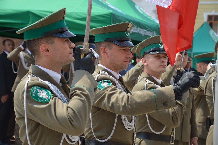 Jubileusz Straży Granicznej w Tarnowie. Była defilada i pokaz sprzętu wojskowego [ZDJĘCIA]