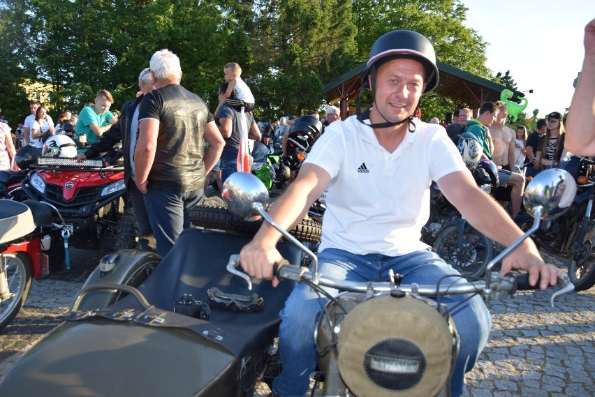 Parada motocykli podczas festynu "Spotkajmy się na św. Jakuba" w Bakałarzewie. Na rynku zaroiło się od motocykli [Zdjęcia]