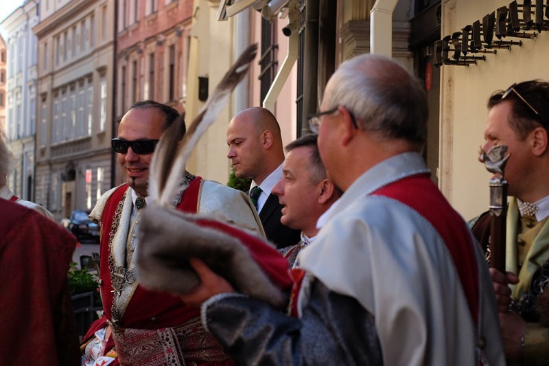 Prezydent RP Andrzej Duda w procesji ku czci św. Stanisława z Wawelu na Skałkę. Jak zawsze Episkopat Polski witali krakowscy bracia kurkowi