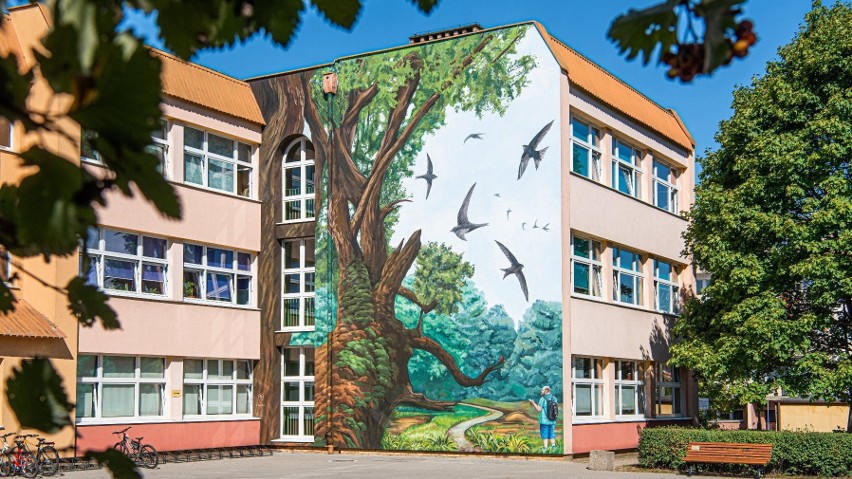 Mural powstał na budynku Szkoły Podstawowej nr 50 na Starym...